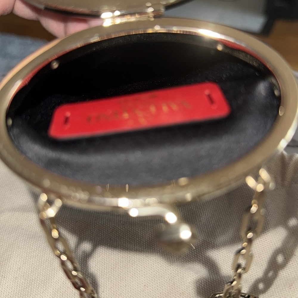 Vintage Garavani Valentino preloved leather key ring great condition. 6x4.5x.25” - Picture 7 of 12